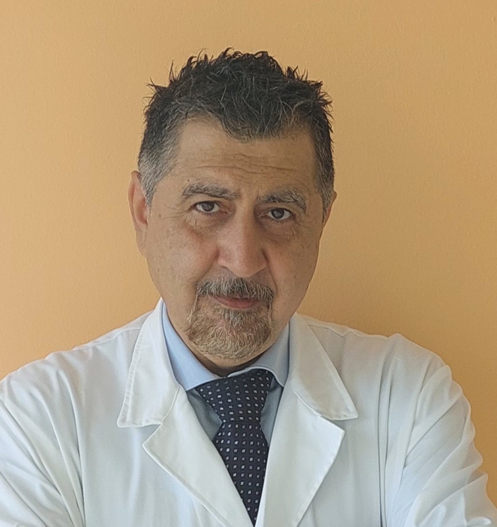 Il Prof. Hassan Zmerly in camice bianco